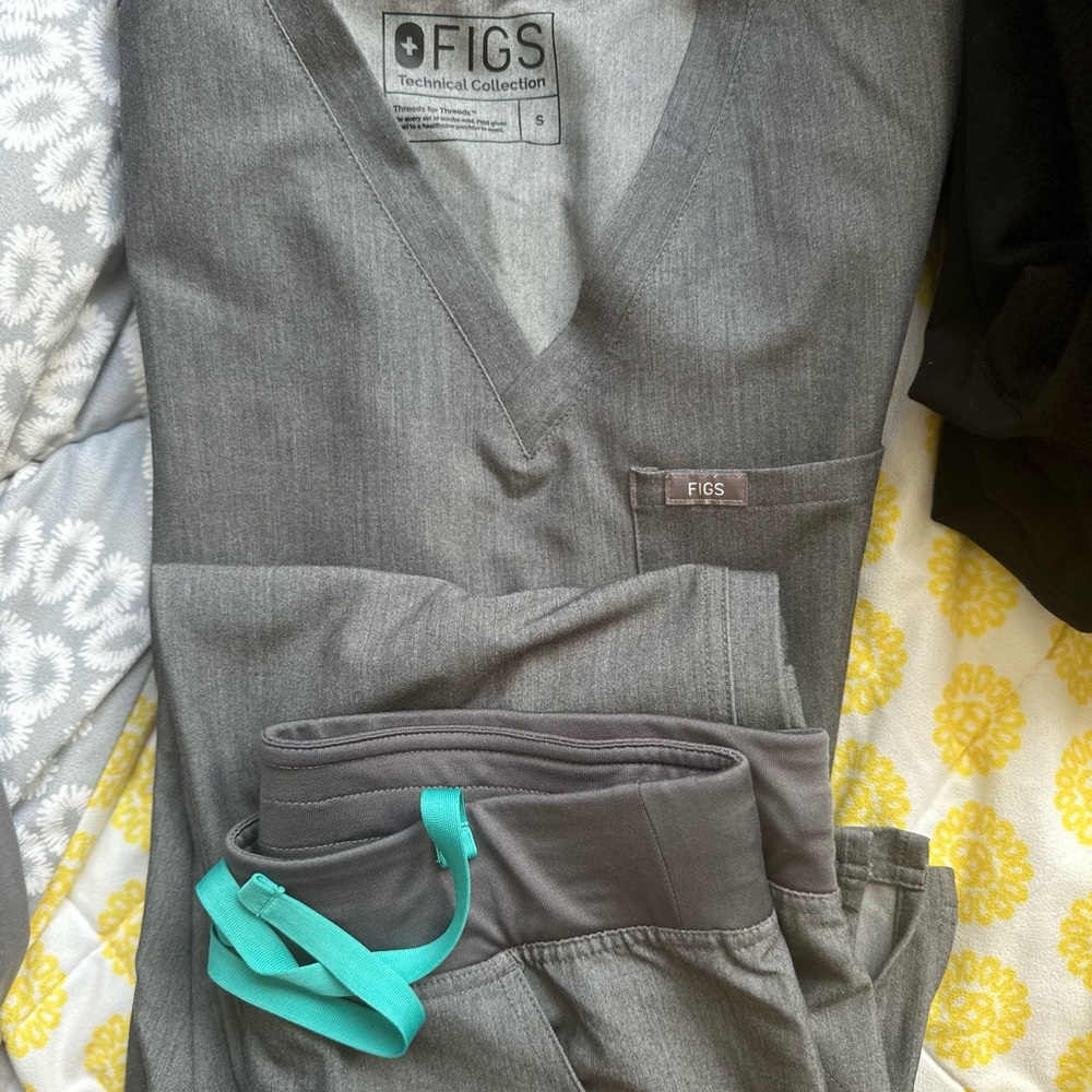 FIGS Gray Scrub Set